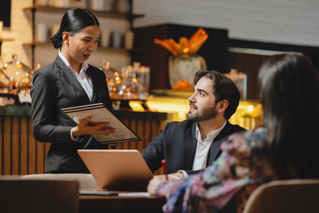 Grand Millennium Al Wahda Executive Apartments - Resim 36