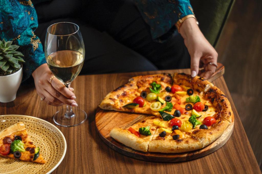 Grand Millennium Al Wahda Executive Apartments - Resim 41