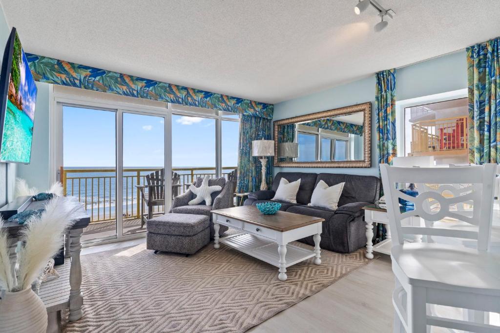 un salon avec un canapé et une table dans l'établissement Beautifully Renovated Oceanfront 2 BR Condo with Oversized Balcony! Bay Watch 509, à Myrtle Beach
