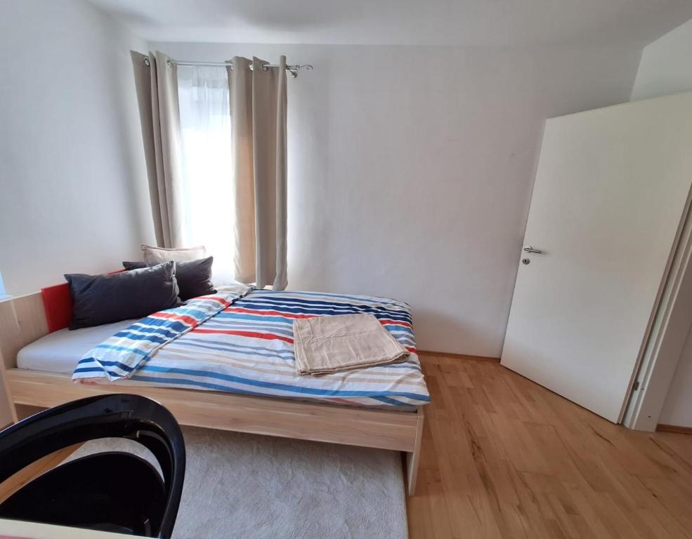 Postel nebo postele na pokoji v ubytování Sarahs Village Apartments