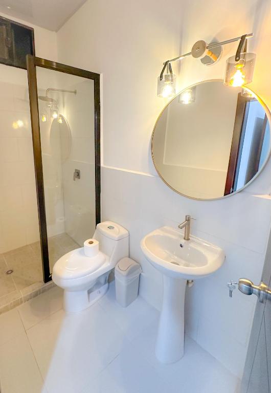 Koupelna v ubytování Helechos Hotel