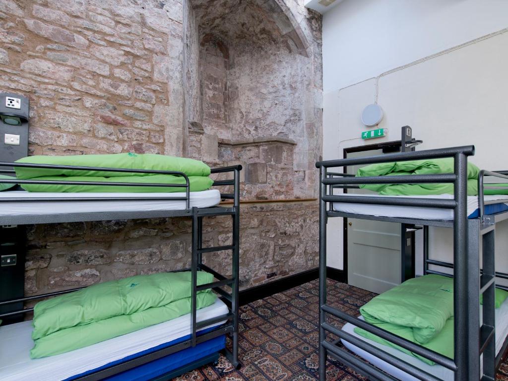 Postel nebo postele na pokoji v ubytování YHA St Briavels Castle