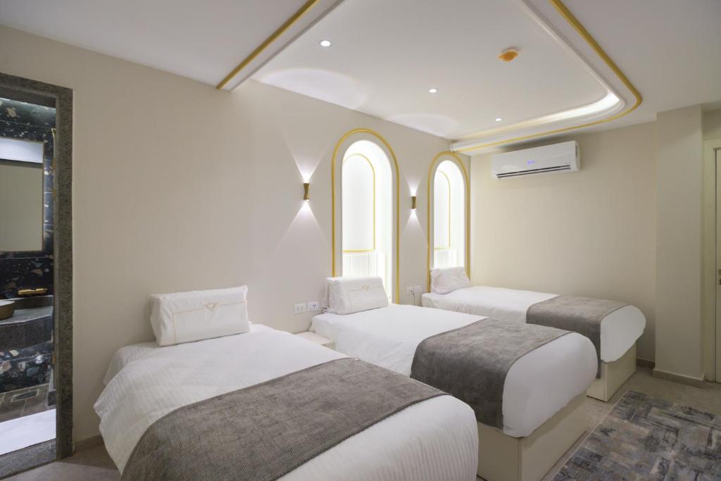 Postel nebo postele na pokoji v ubytování Pyramids Plateau Hotel