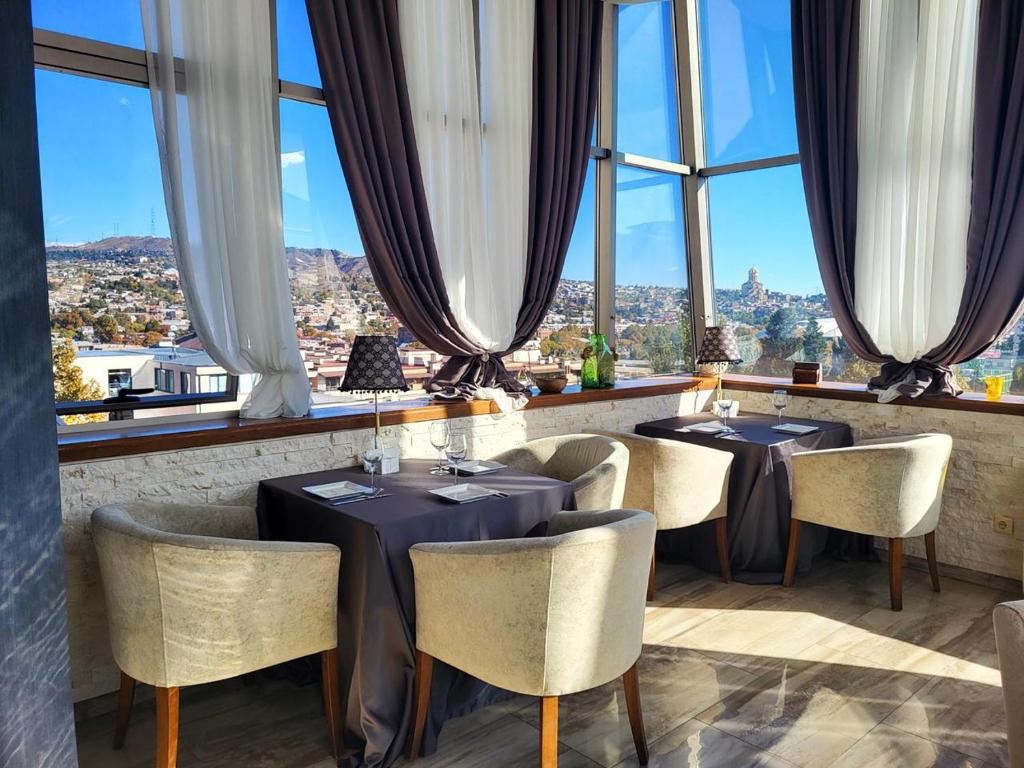 Nespecifikovaný výhled na hory nebo výhled na hory při pohledu z hotelu