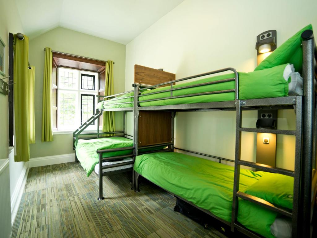 Postel nebo postele na pokoji v ubytování YHA Wasdale Hall