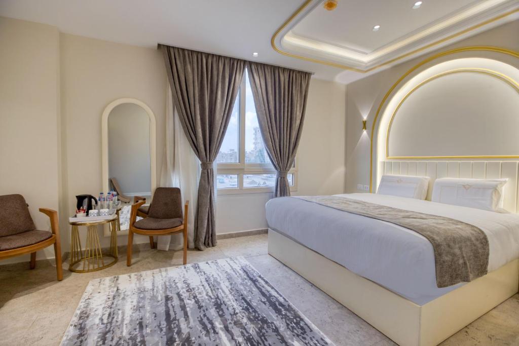 Postel nebo postele na pokoji v ubytování Pyramids Plateau Hotel