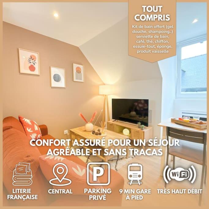 Cette chambre comprend un lit à baldaquin et une télévision. dans l'établissement Le Nectar - Parking Privé, Hyper-centre, Calme, à Saint-Brieuc
