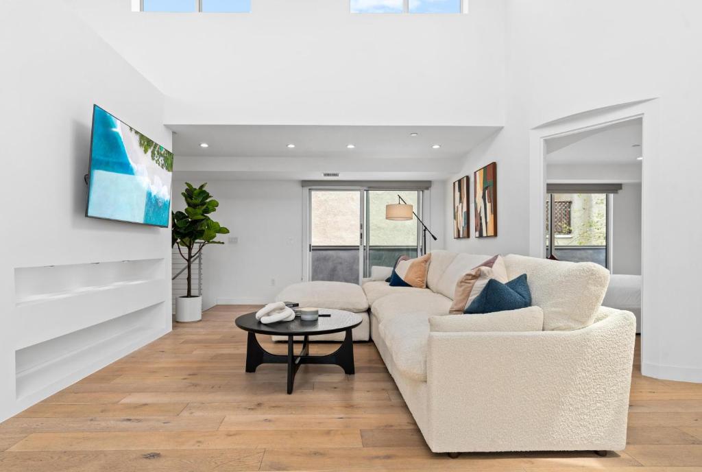 TV a/nebo společenská místnost v ubytování The Diamond Dune - Upscale 3 Level 4BR Terrace Santa Monica