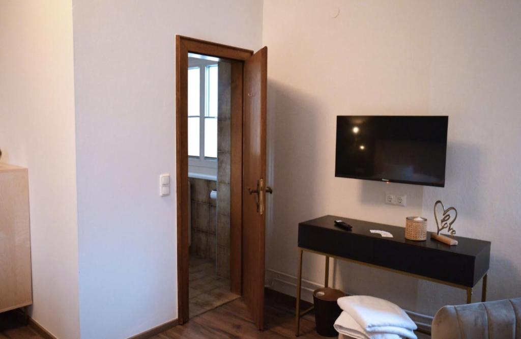 TV a/nebo společenská místnost v ubytování Cafe Zentral, Zimmer mit Frühstück