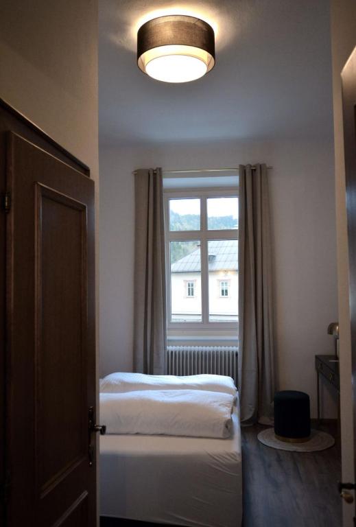 Postel nebo postele na pokoji v ubytování Cafe Zentral, Zimmer mit Frühstück