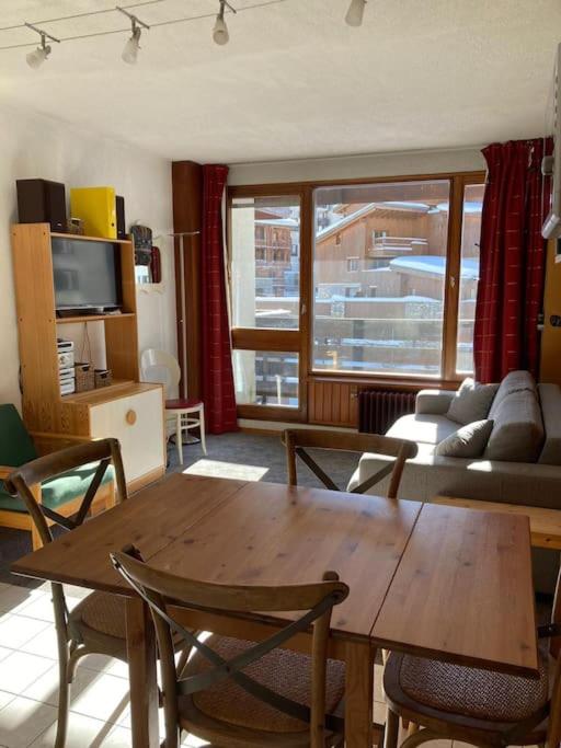 un salon avec une table et des chaises en bois dans l'établissement SLA 203-Familial, 2 pièces pour 4pers, à Tignes
