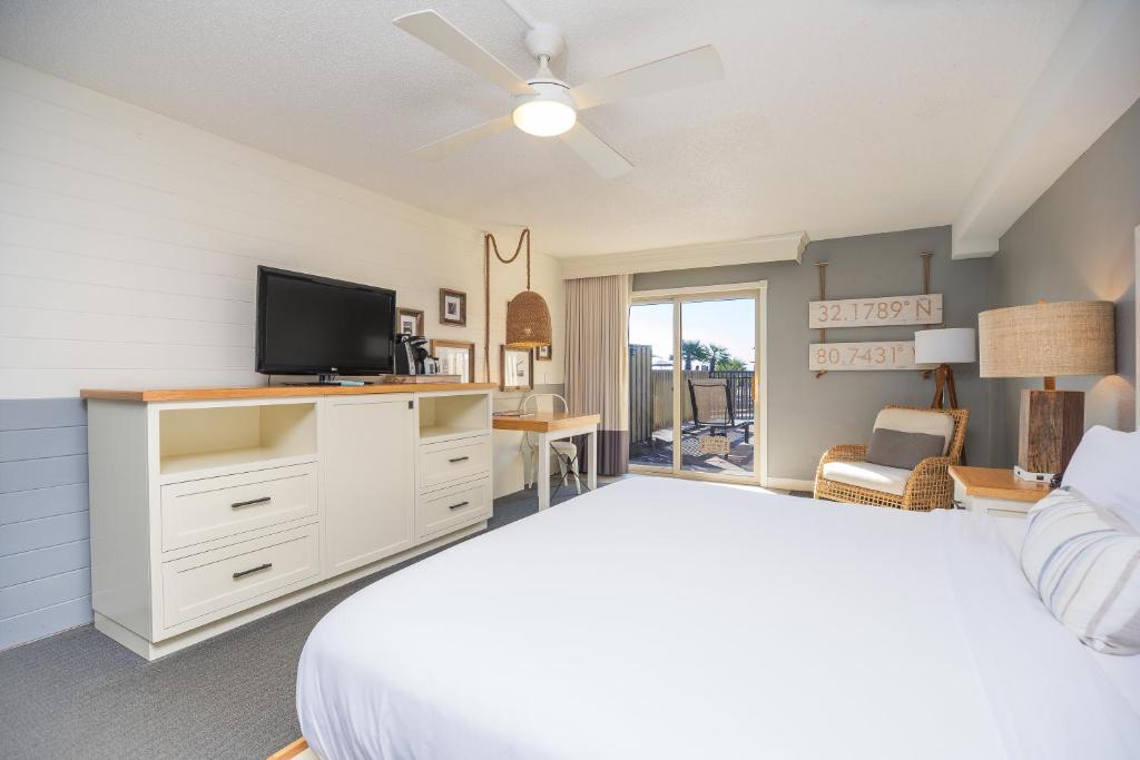 Beach House Resort Hilton Head Island - Patio King Room Ada Accesible