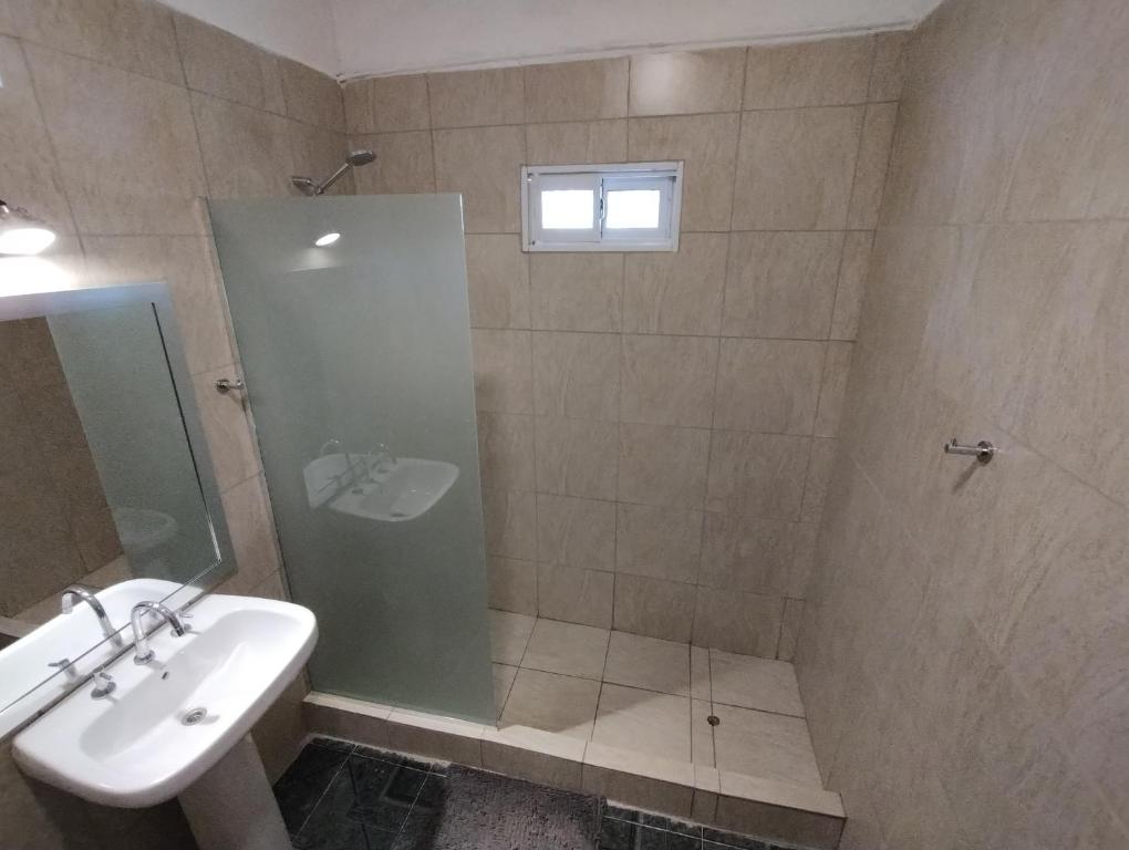 un bagno con doccia, lavandino e doccia di CardoRuso a Ingeniero Luis A. Huergo