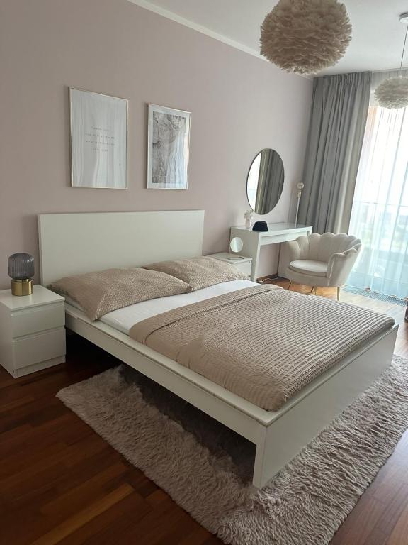 Postel nebo postele na pokoji v ubytování Apartmán Palma - 15 min od centra Prahy
