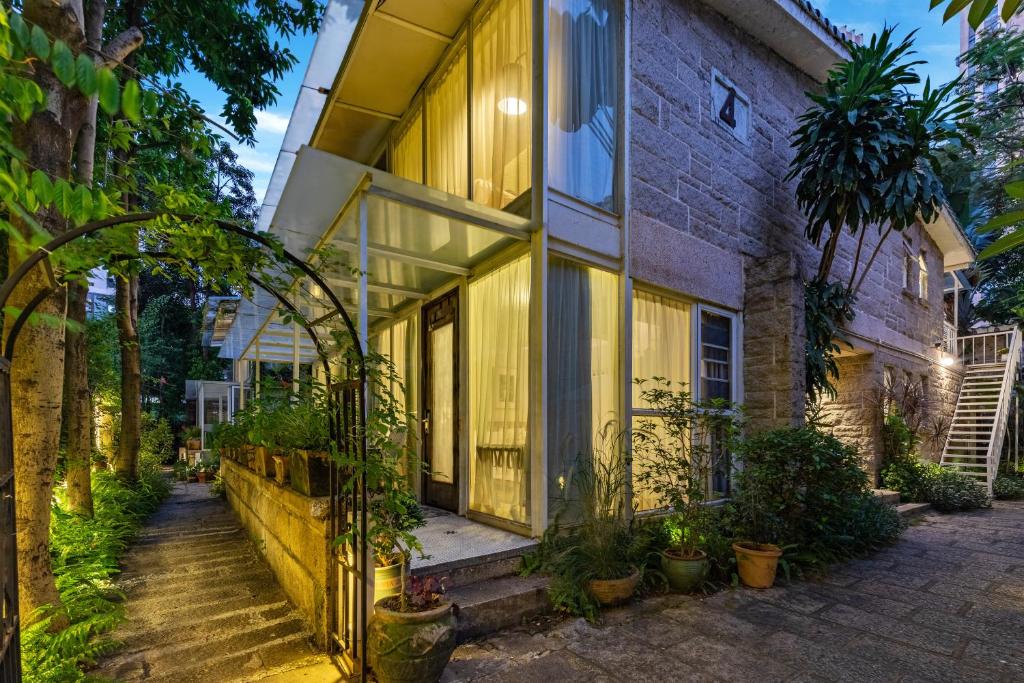 Zahrada ubytování 6號花園別墅酒店 Shenzhen No'6 Garden Villa --French Window with garden view,Close to Sea World &Shekou Ferry Port &K11 Ecoast &Subway Nearby ,Offer Western food and coffee &English speaking with tour services
