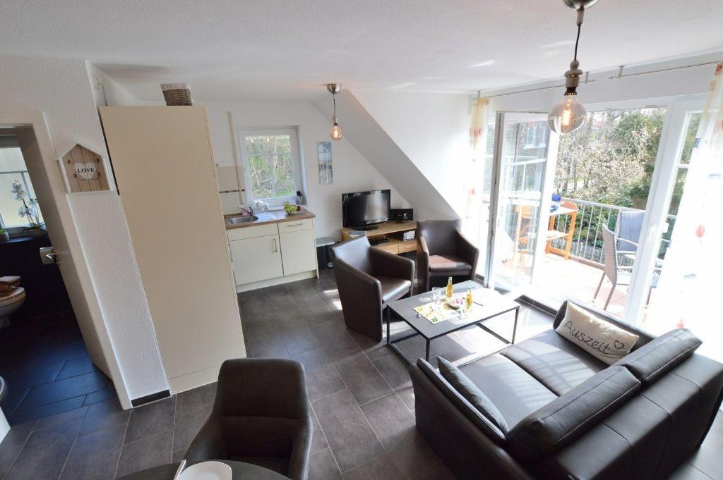 una sala de estar con un sofá y una mesa en Greta, en Norddeich