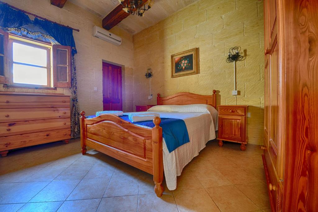 Postel nebo postele na pokoji v ubytování Farmhouse Razzett Ta' Twil