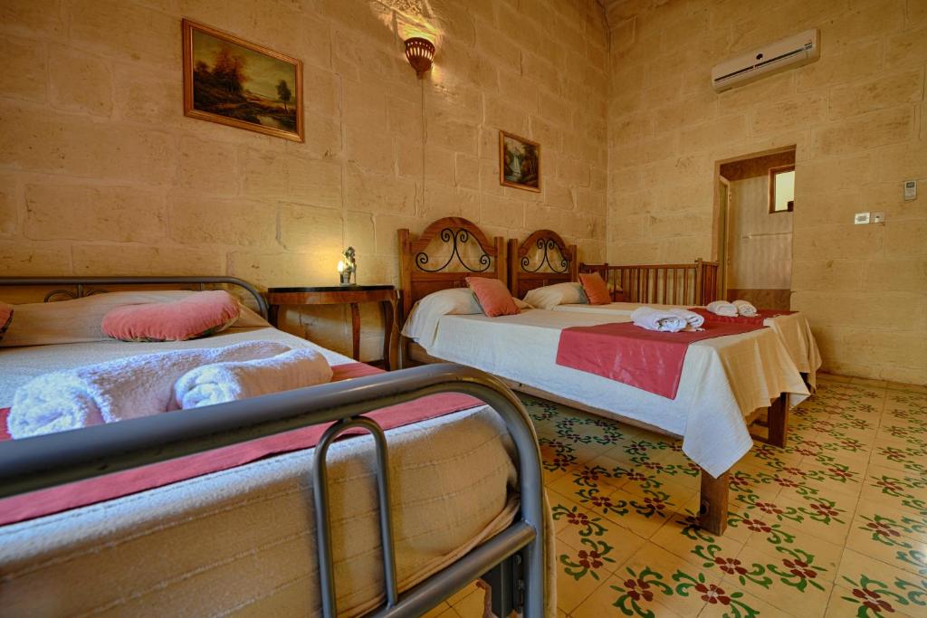 Postel nebo postele na pokoji v ubytování Farmhouse Razzett Ta' Twil
