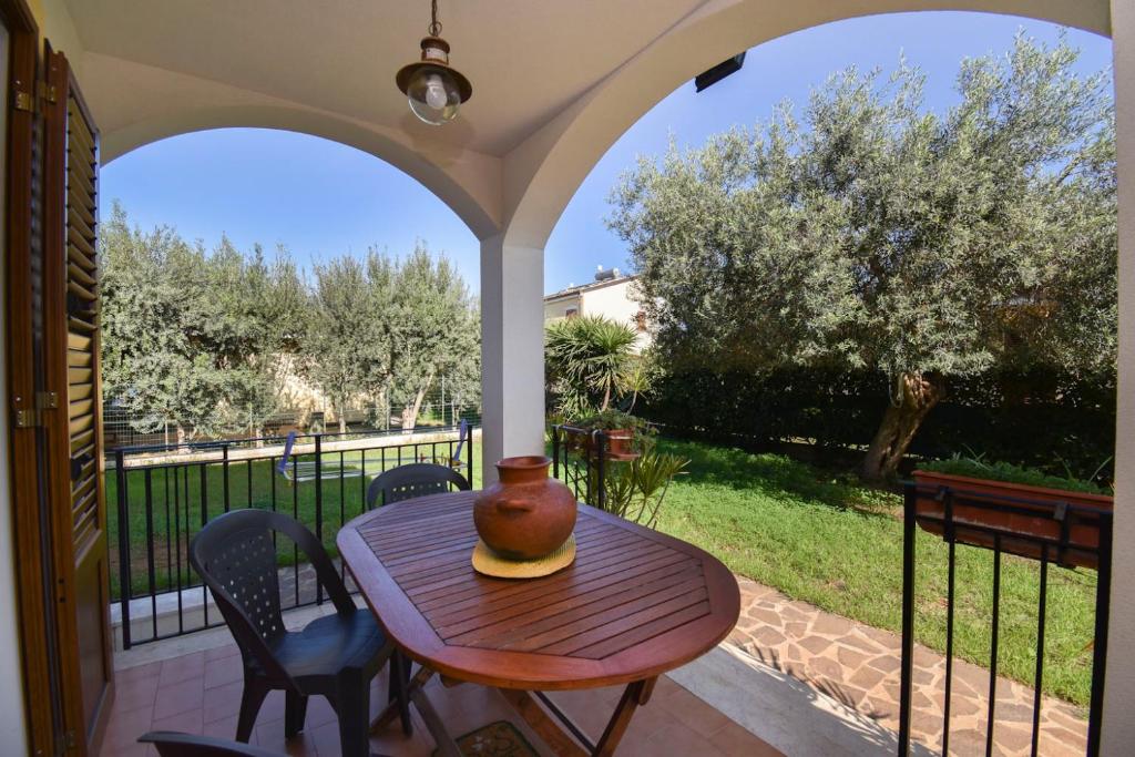 Balkón nebo terasa v ubytování Casa Carini - Villa Vacanze sul Mare con piscina idromassaggio