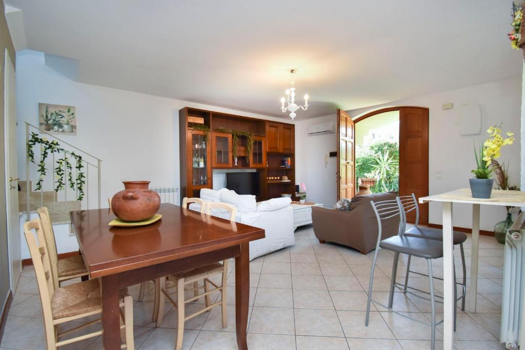 Posezení v ubytování Casa Carini - Villa Vacanze sul Mare con piscina idromassaggio