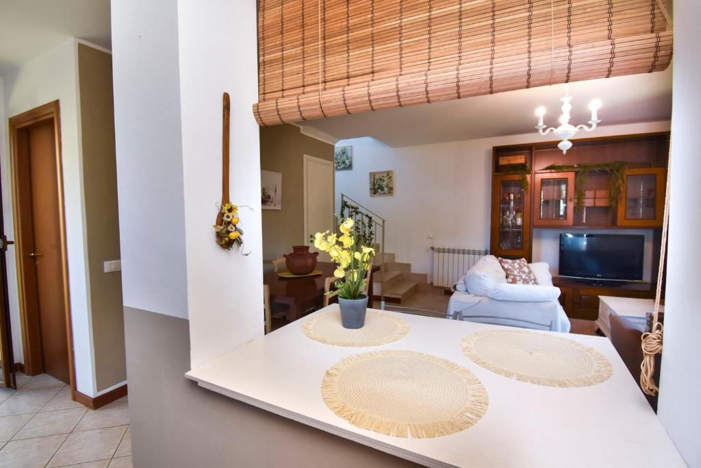 TV a/nebo společenská místnost v ubytování Casa Carini - Villa Vacanze sul Mare con piscina idromassaggio