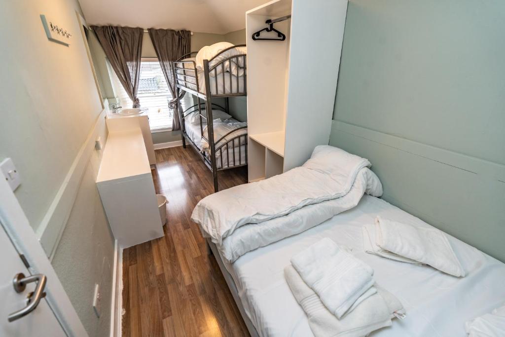 Postel nebo postele na pokoji v ubytování Talbot Street Guest House