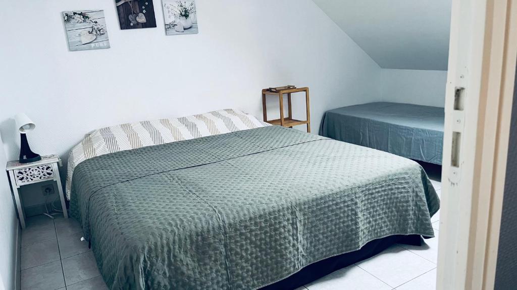 Posteľ alebo postele v izbe v ubytovaní L'Arbre de Vy - T2 42m2 indépendant, 5 pers, garage, proche Gare