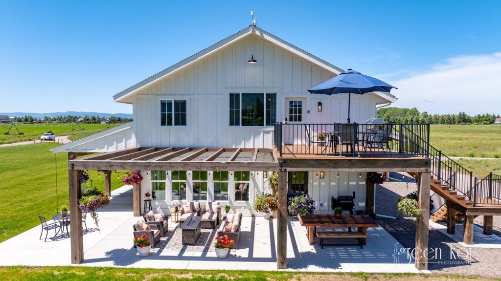 哥伦比亚瀑布Gather in Comfort on Large Property with Four Units and Views的相册照片