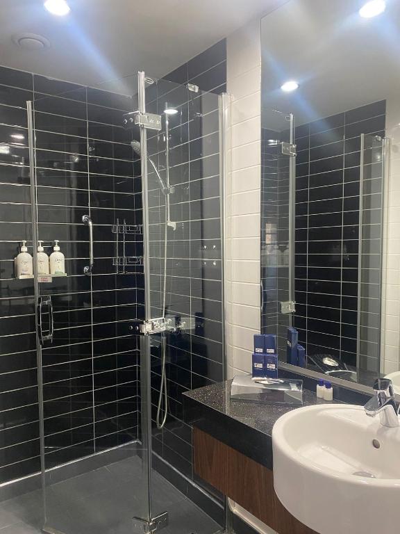 A bathroom at Holiday Inn Express Istanbul-Altunizade by IHG