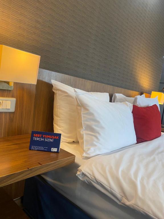 A bed or beds in a room at Holiday Inn Express Istanbul-Altunizade by IHG