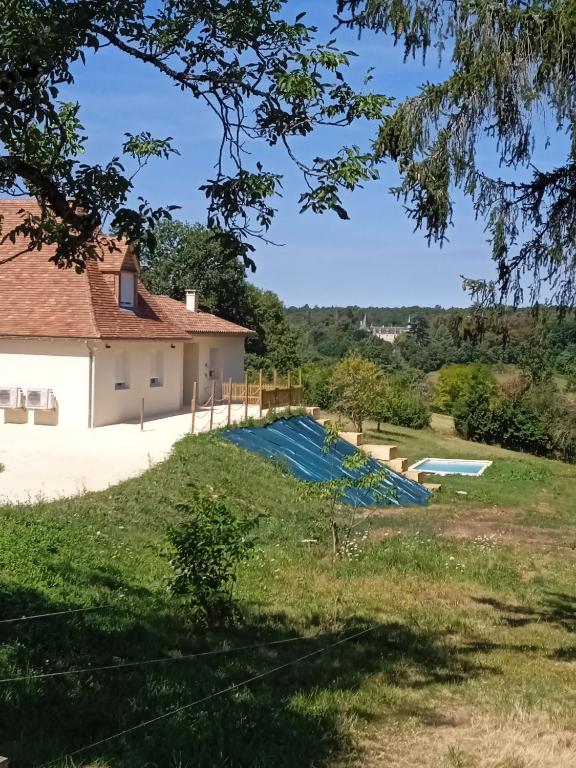 une maison avec une piscine dans une cour dans l'établissement Gîte Périgord 14 personnes avec piscine, à Rouffignac-Saint-Cernin-de-Reilhac