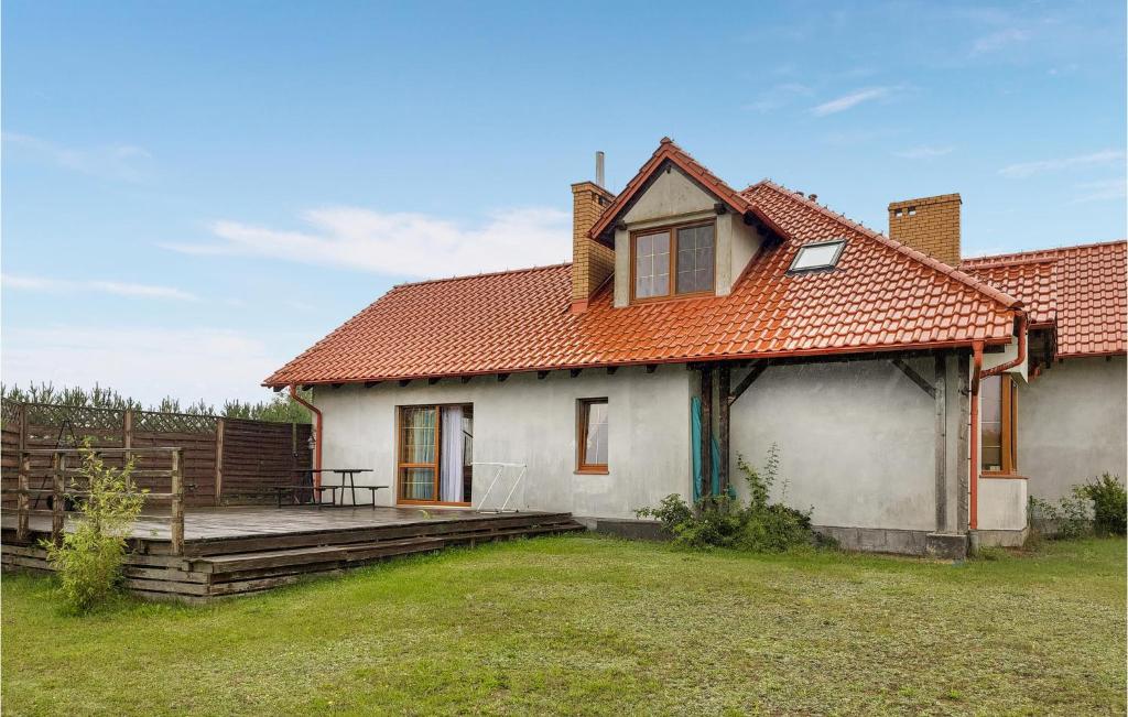 una casa blanca con un techo naranja en 1 Bedroom Cozy Home In Bytów, en Bytów