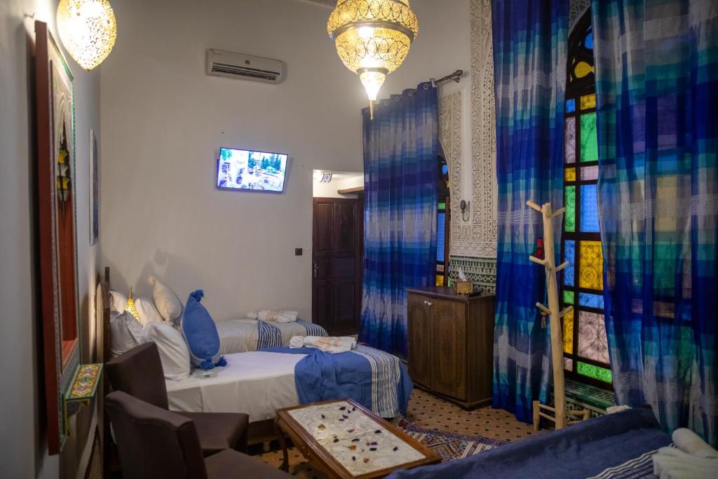 TV a/nebo společenská místnost v ubytování Riad Bahja Fez