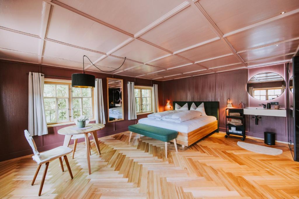 Postel nebo postele na pokoji v ubytování Gasthof Adler Schwarzenberg