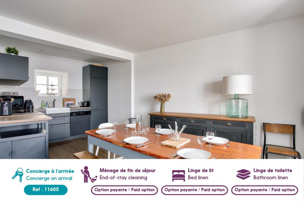 - une cuisine avec une table en bois dans une chambre dans l'établissement Vue exceptionnelle - Accès privé front de mer, à La Ville-ès-Nonais