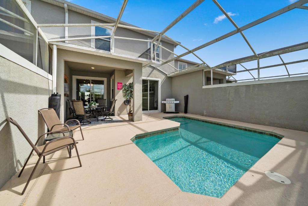 ein Swimmingpool im Hinterhof eines Hauses in der Unterkunft 900 Pebble Beach Drive in Kissimmee