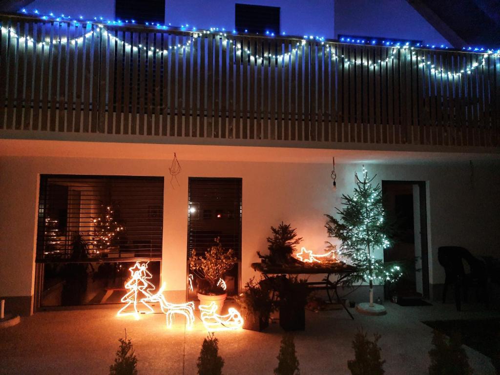 un soggiorno con luci di Natale e un albero di Natale di Apartments Ajda a Bohinj