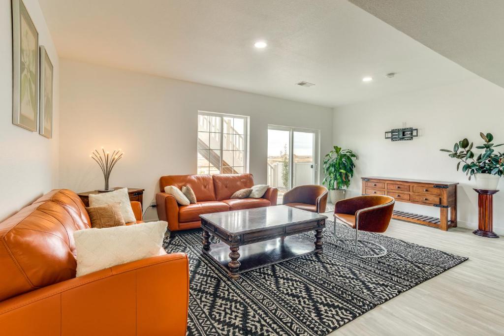 Χώρος καθιστικού στο Family-Friendly Aurora Apt with Shared Patio!