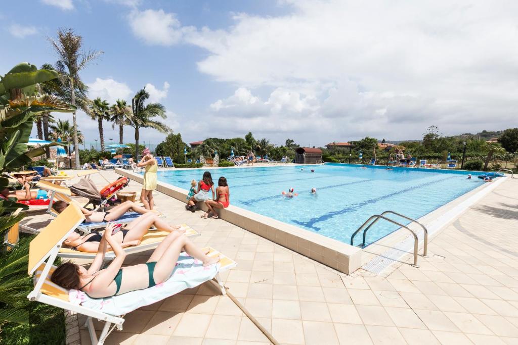 Bazén v ubytování Hotel Calabrisella nebo v jeho okolí