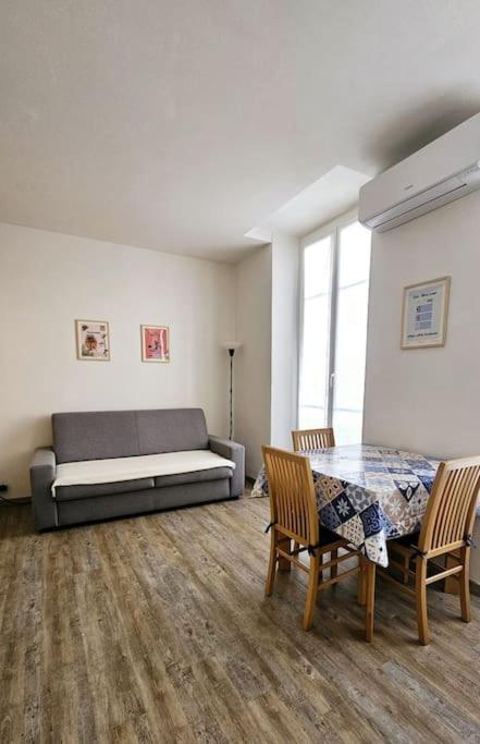 un salon avec un lit, une table et des chaises dans l'établissement Studio Nice Centre - Climatisation, à Nice
