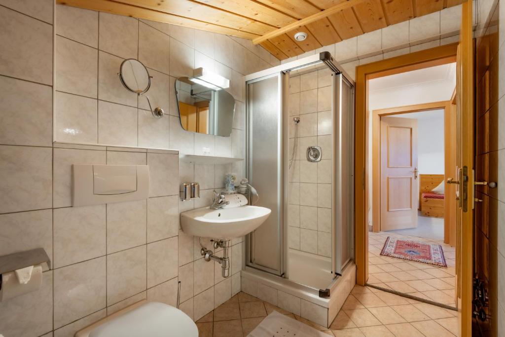 Koupelna v ubytování Haus Schroll