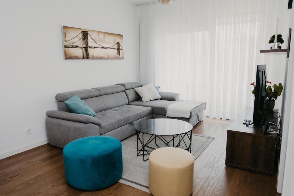 un salon avec un canapé et une table dans l'établissement Regnare Residence, à Zagreb