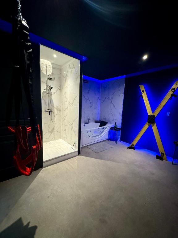 une salle de bain avec douche et porte vitrée dans l'établissement love room - Montbéliard, à Montbéliard