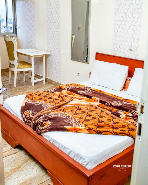 Postel nebo postele na pokoji v ubytování CERGY PONTOISE Hôtel Bafoussam