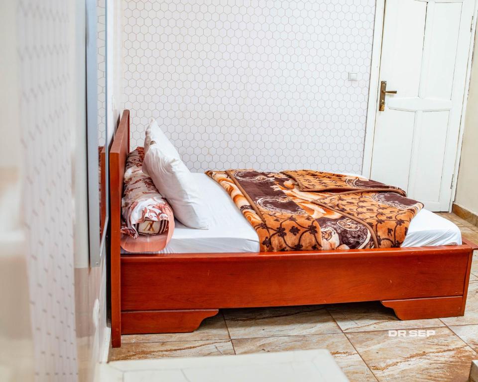 Postel nebo postele na pokoji v ubytování CERGY PONTOISE Hôtel Bafoussam