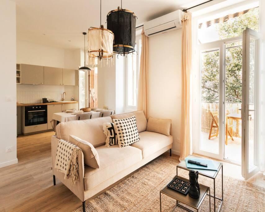un salon avec un canapé et une cuisine dans l'établissement Longchamp - 2 chambres avec Terrasse - Wifi - Clim, à Marseille