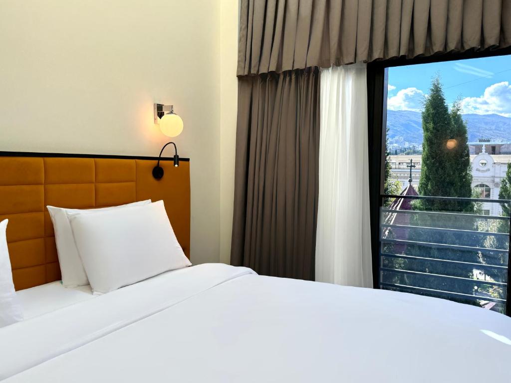 Tbilisi Edition - Design Hotel & Private Spa - غرفة متزامنة مع البلكوني