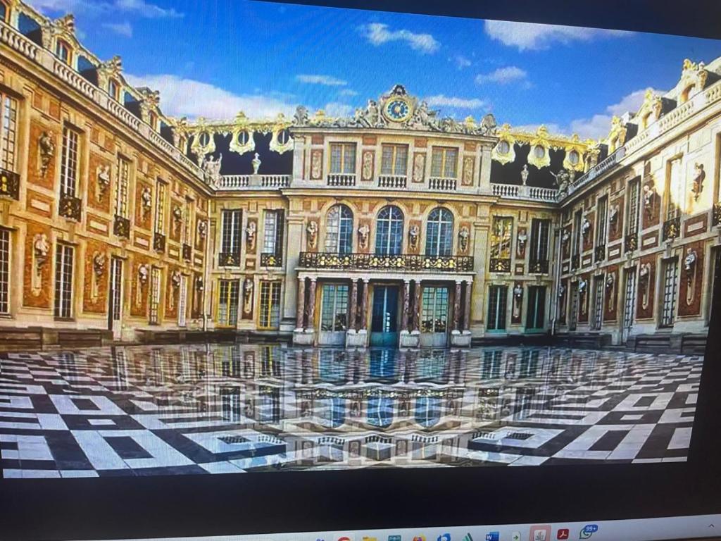 a picture of a large building with a courtyard at Studio de Charme VERSAILLES in Versailles