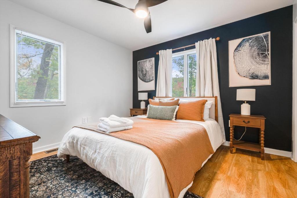 Ένα ή περισσότερα κρεβάτια σε δωμάτιο στο 6br Luxe Cabin Sleeps 16 Hot Tub & Pool Table