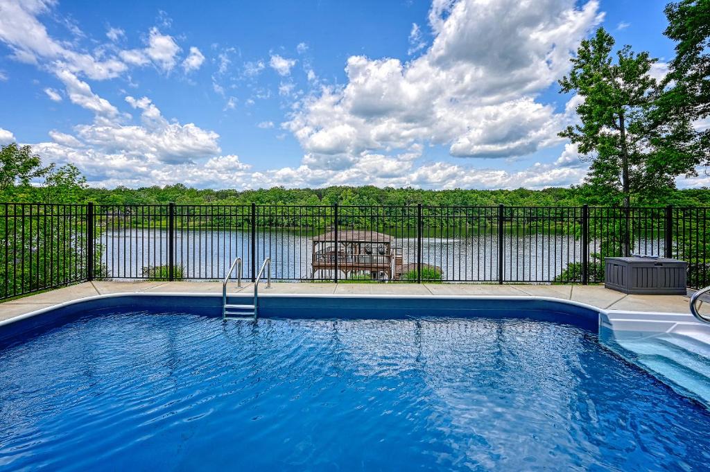 MineralにあるUltimate Lka Retreat Boatdock Heated Pool Hottubの水辺の景色が見えるプール